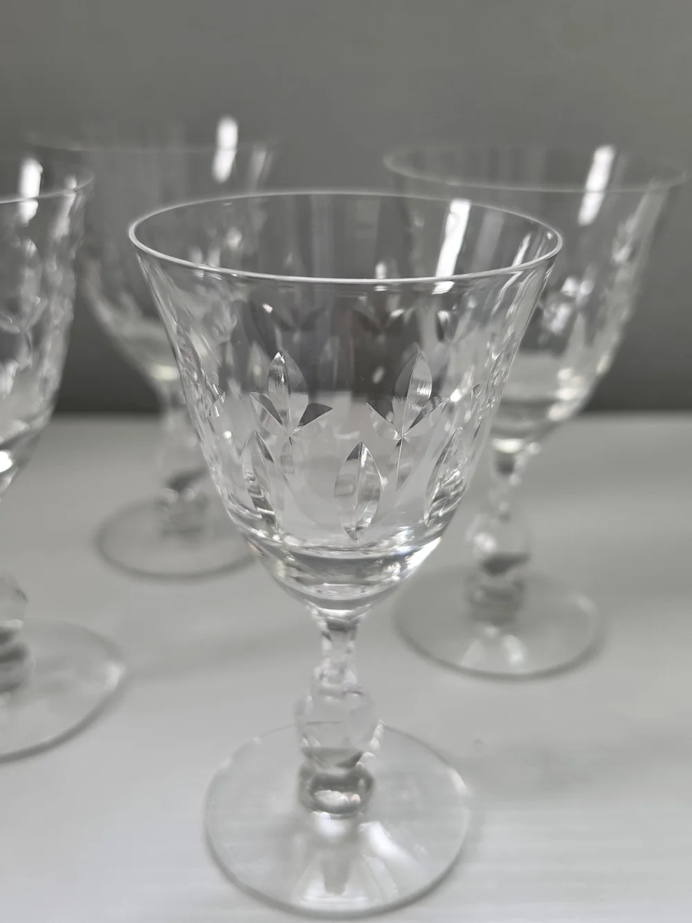 Elegant Faceted Stem Wine Glasses - Clear (Set of 4)